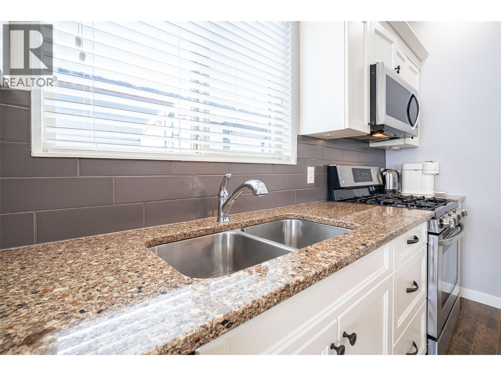 #27 2444 YORK AVENUE - 8