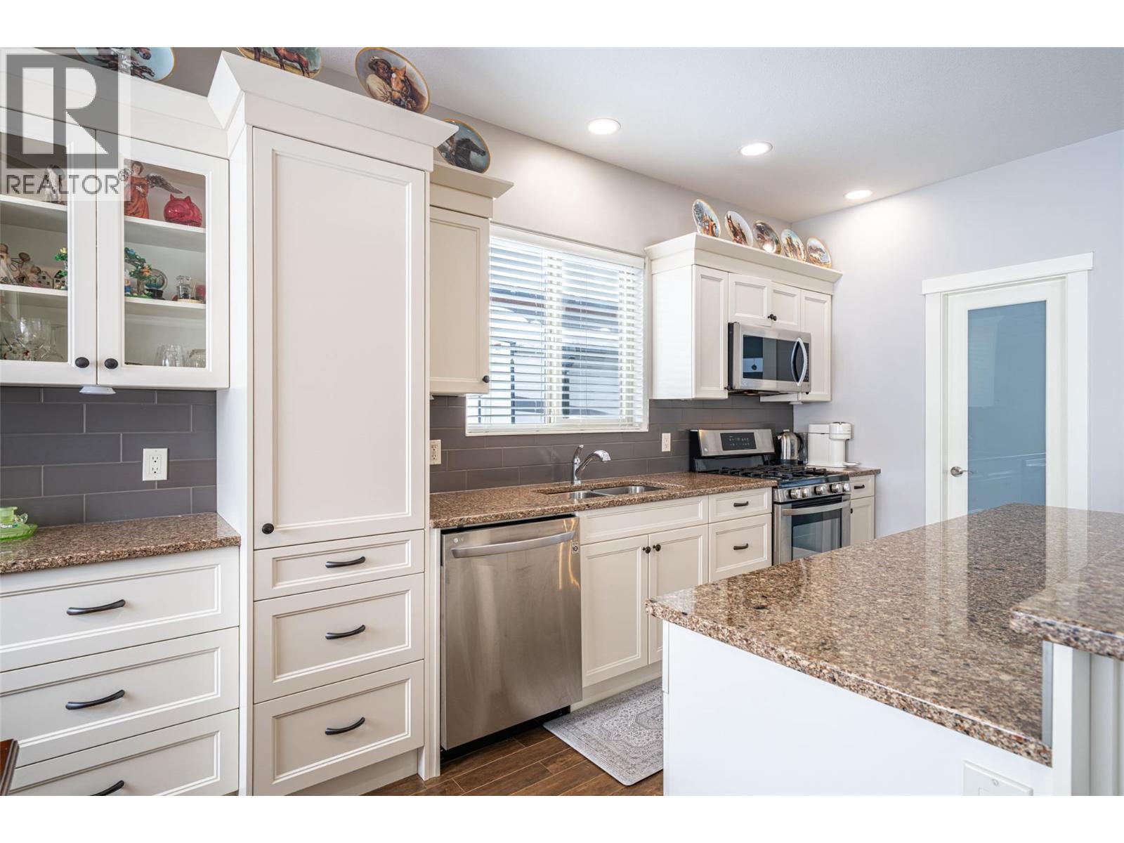 #27 2444 YORK AVENUE - 6