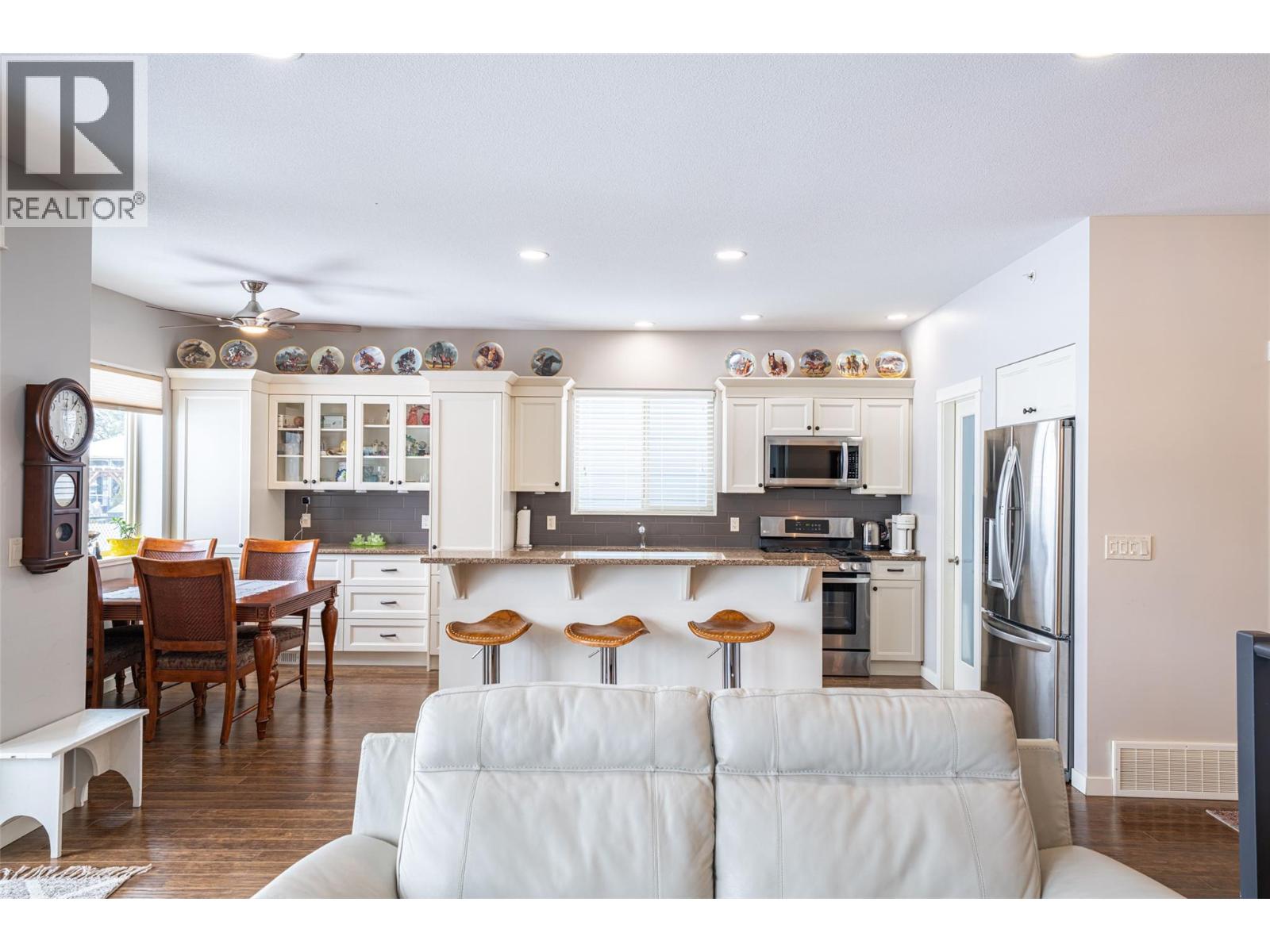 #27 2444 YORK AVENUE - 14