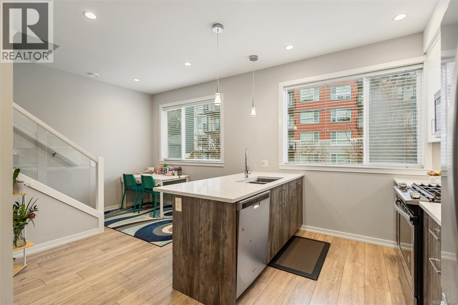 #103 694 HOYLAKE AVE - 12