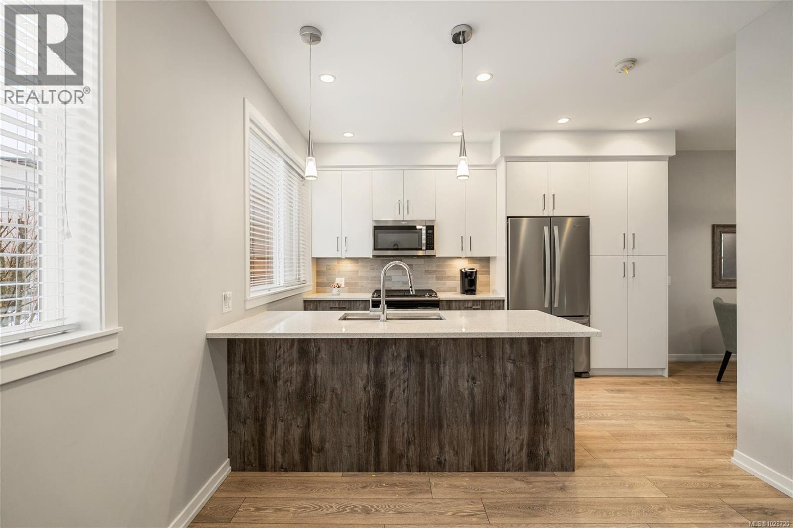 #103 694 HOYLAKE AVE - 13