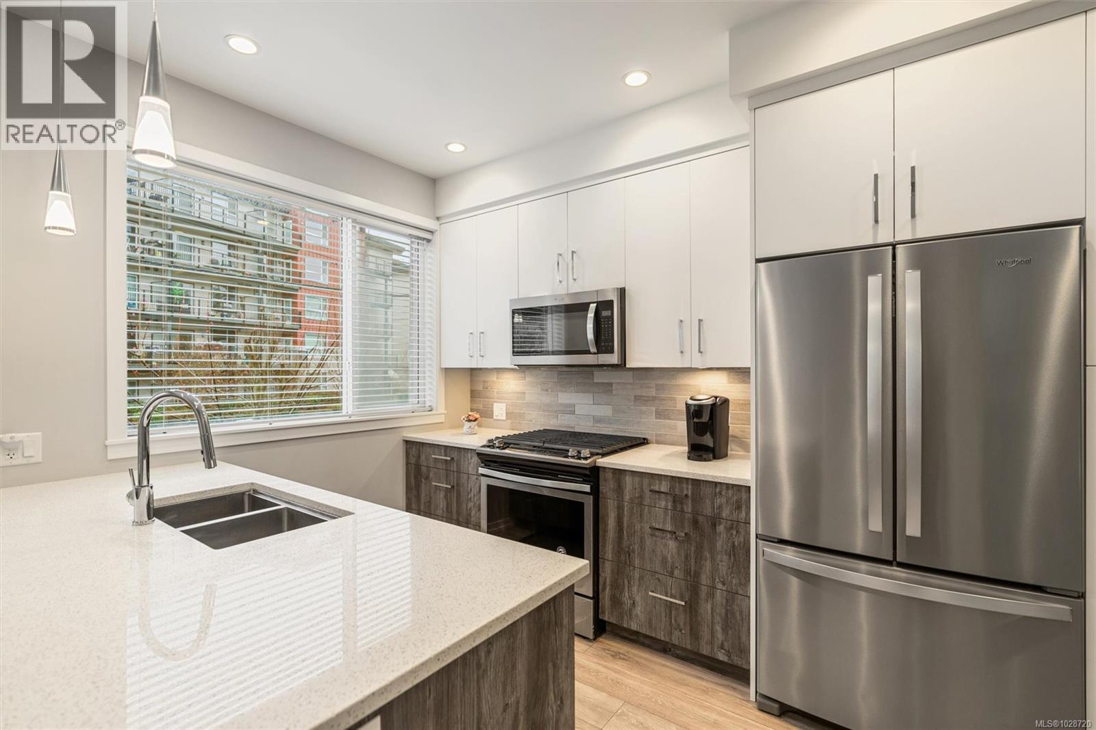 #103 694 HOYLAKE AVE - 14