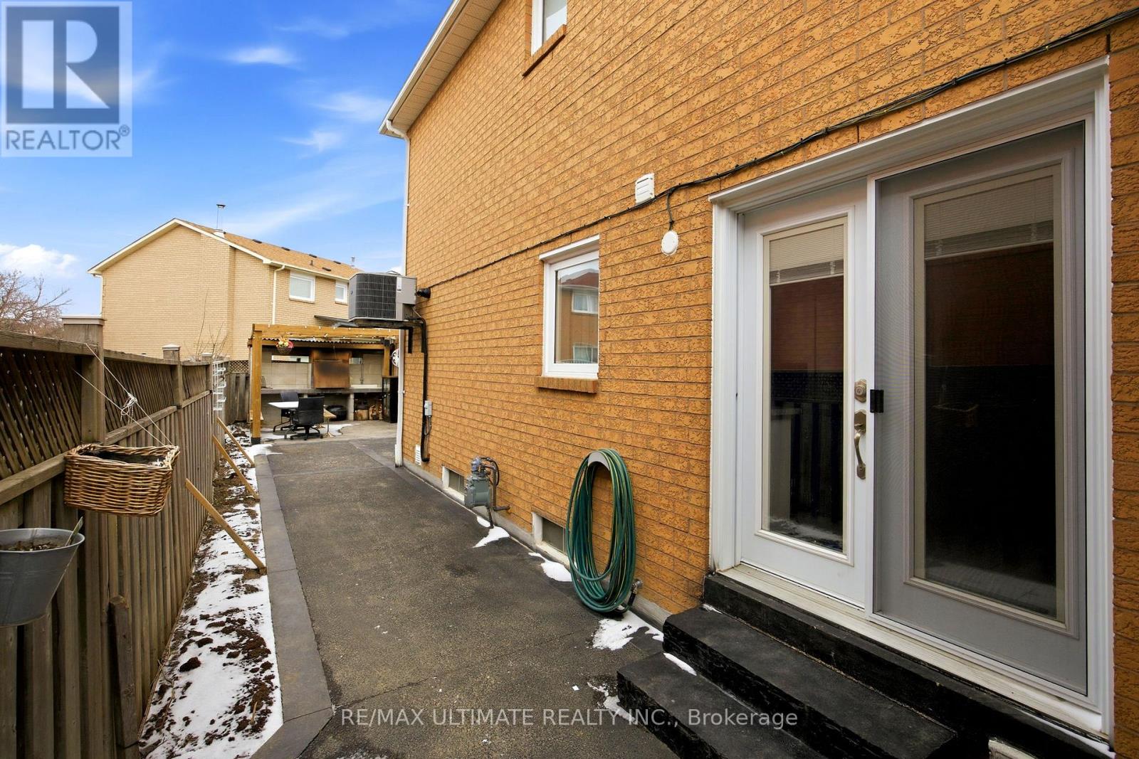 154 TOBA CRESCENT - 40