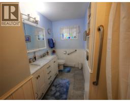 4pc Bathroom - 9250 Highway 3 & 95, Yahk, BC V0B2P0 Photo 7