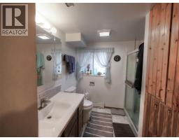 Bedroom - 9250 Highway 3 & 95, Yahk, BC V0B2P0 Photo 8