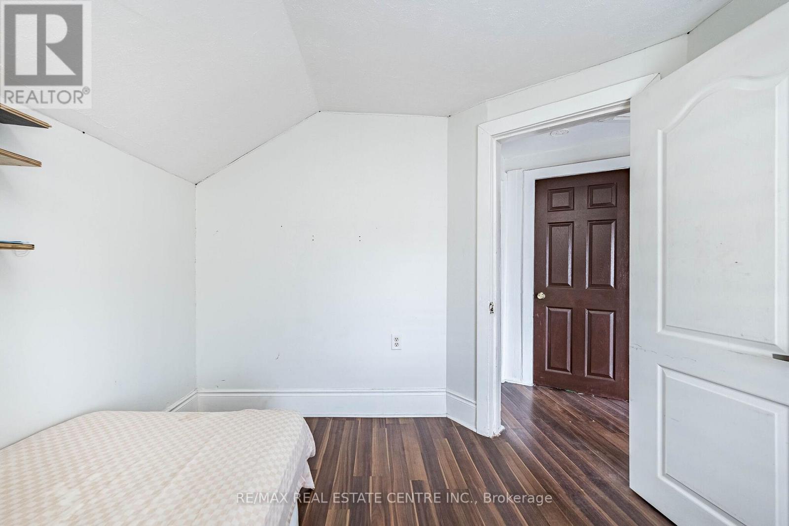 18 HILLCREST AVENUE - 29