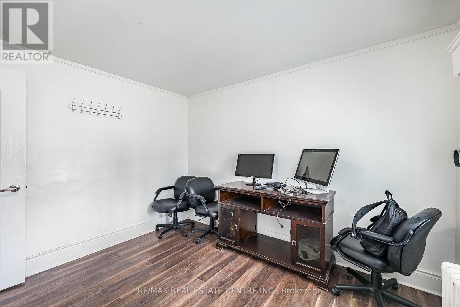 18 HILLCREST AVENUE - 32