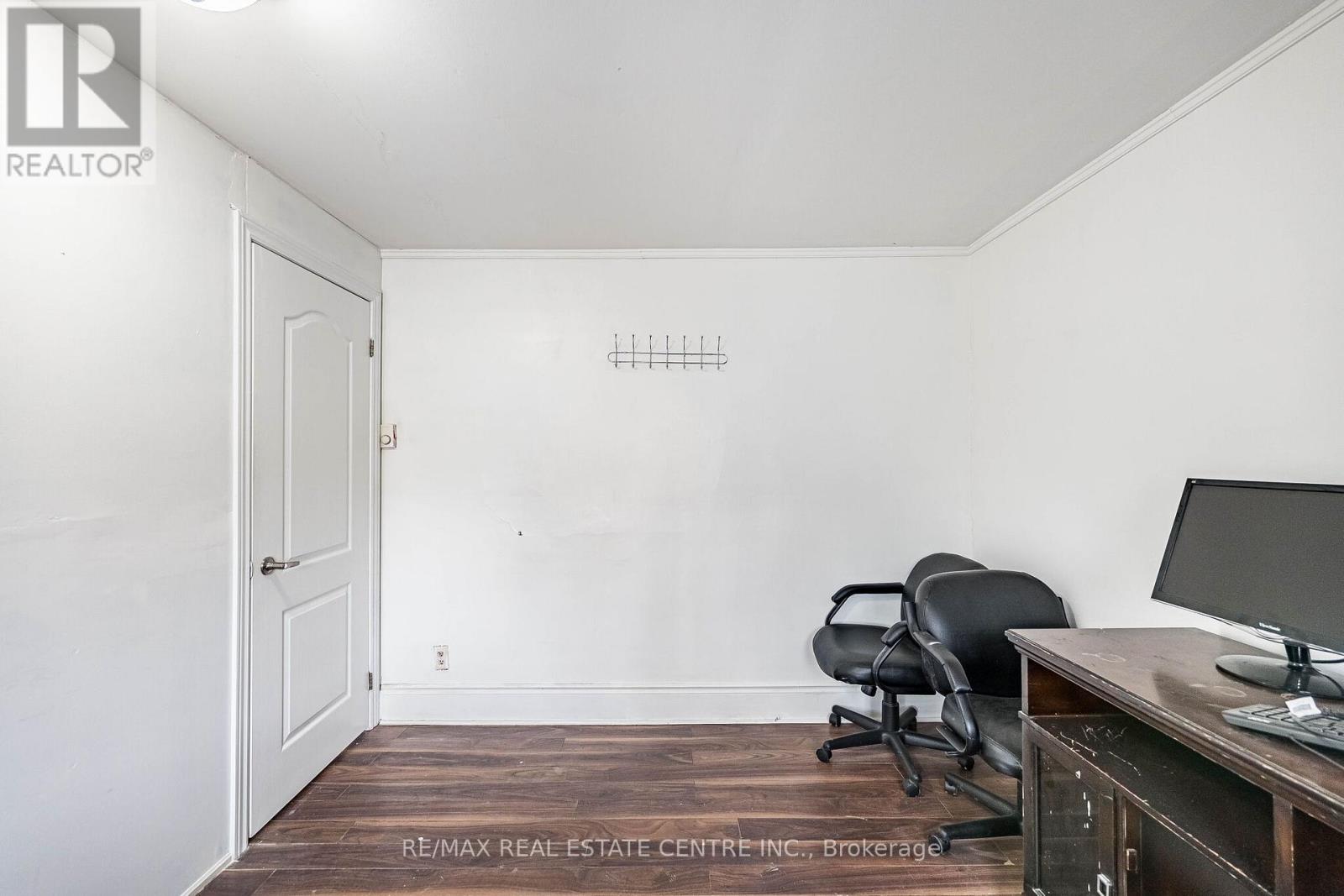 18 HILLCREST AVENUE - 33