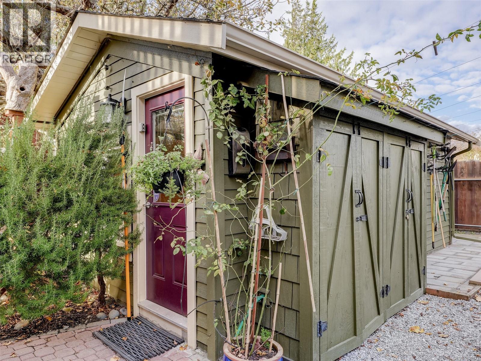 1152 CHAPMAN ST - 32