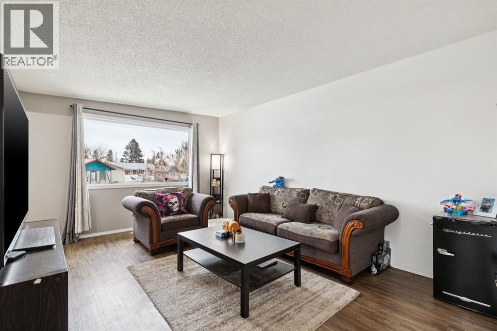 Single Family House Bi-level for Sale in  Penbrooke Close SE Penbrooke Meadows Calgary 