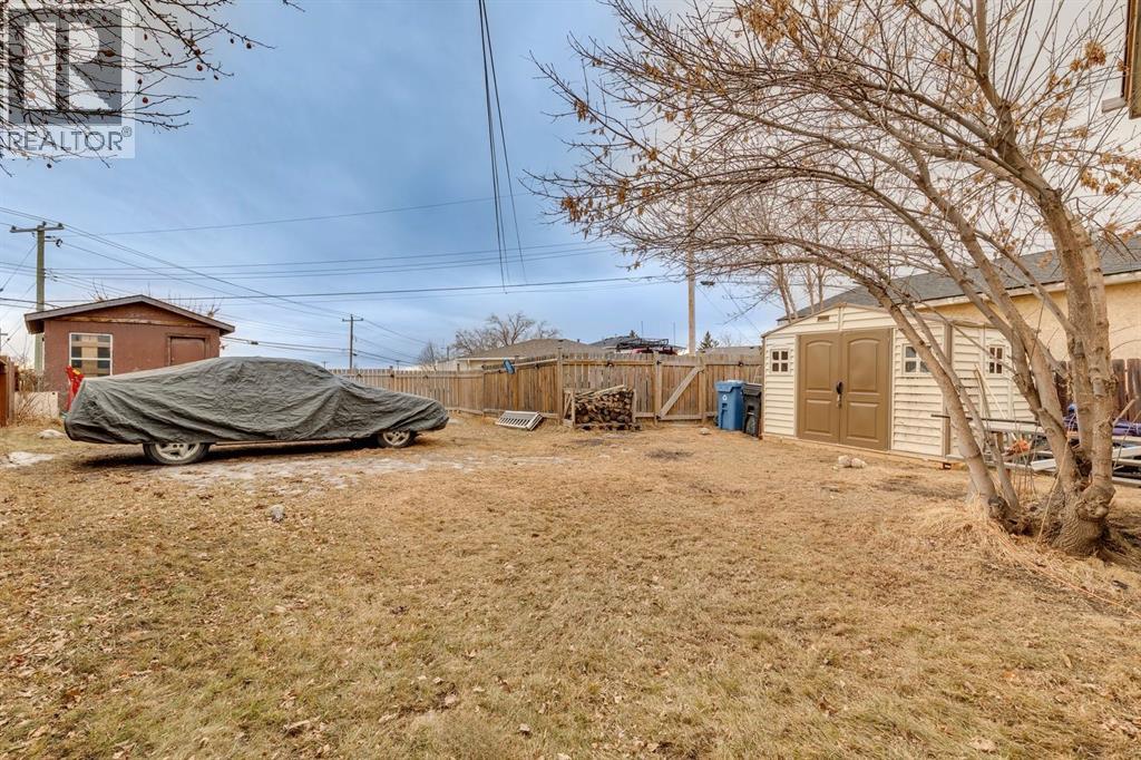 Single Family House Bi-level for Sale in  Penbrooke Close SE Penbrooke Meadows Calgary 