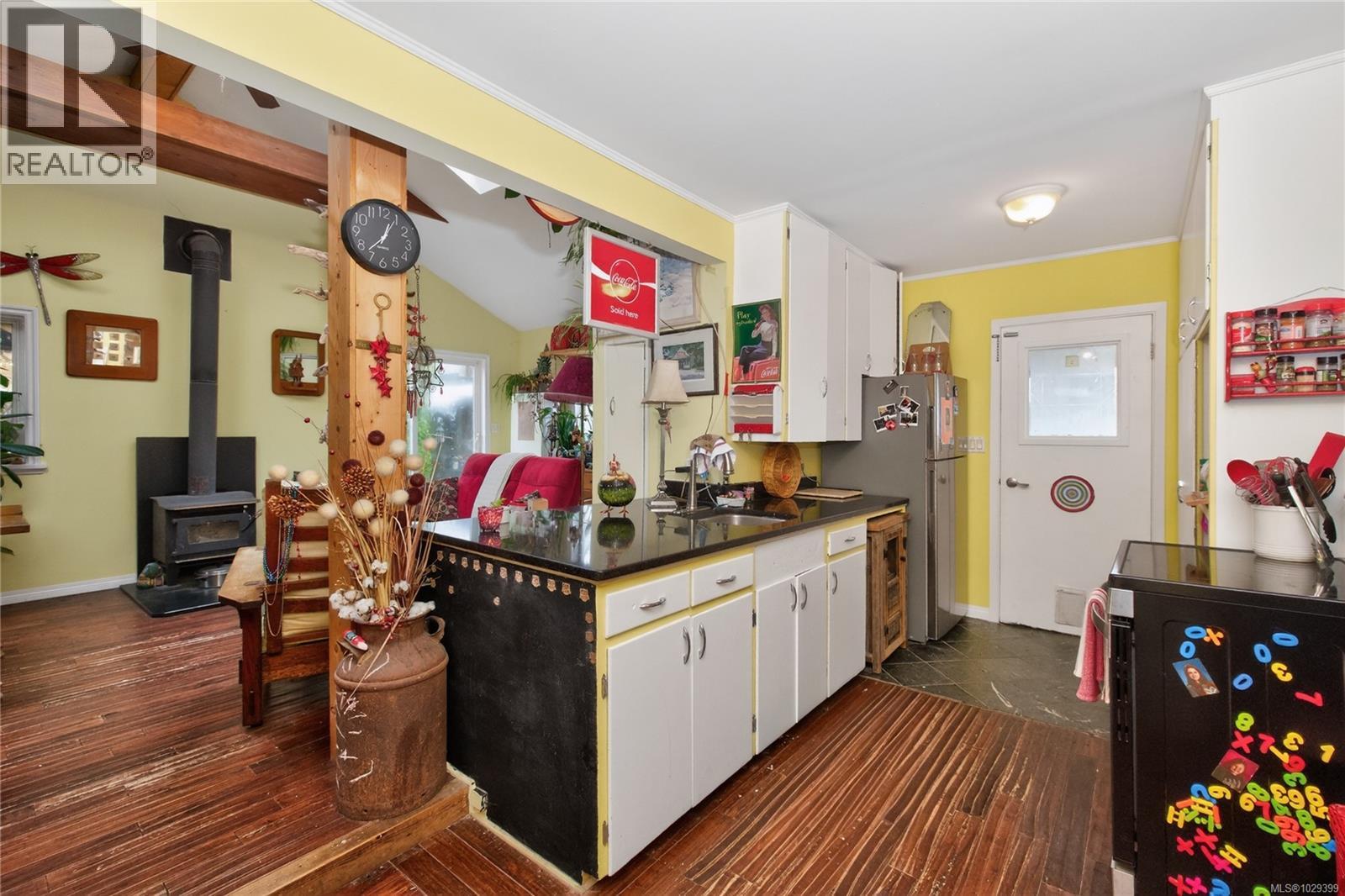 621 CORONATION AVE - 14