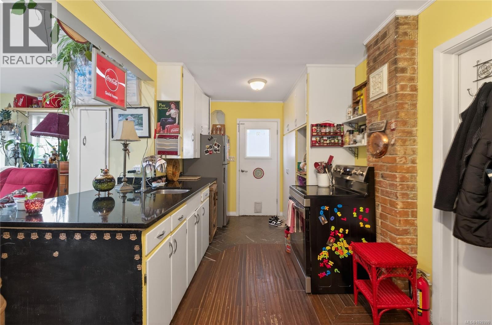 621 CORONATION AVE - 15