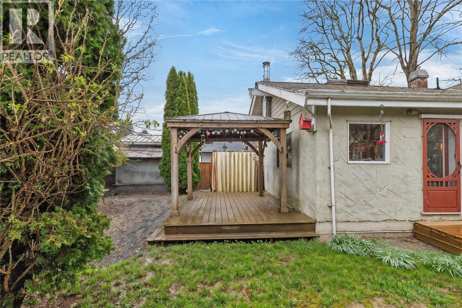 621 CORONATION AVE - 22