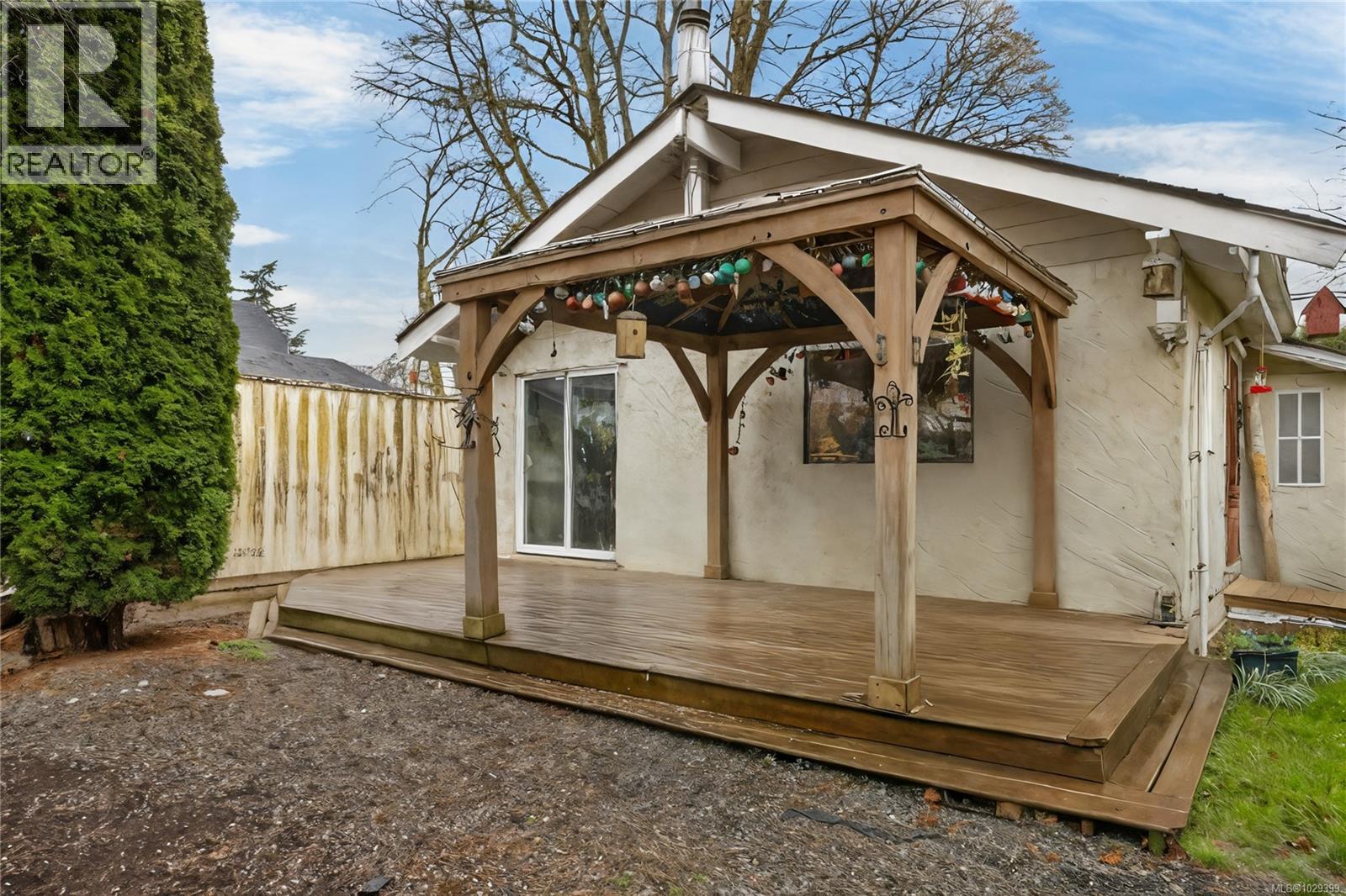 621 CORONATION AVE - 6