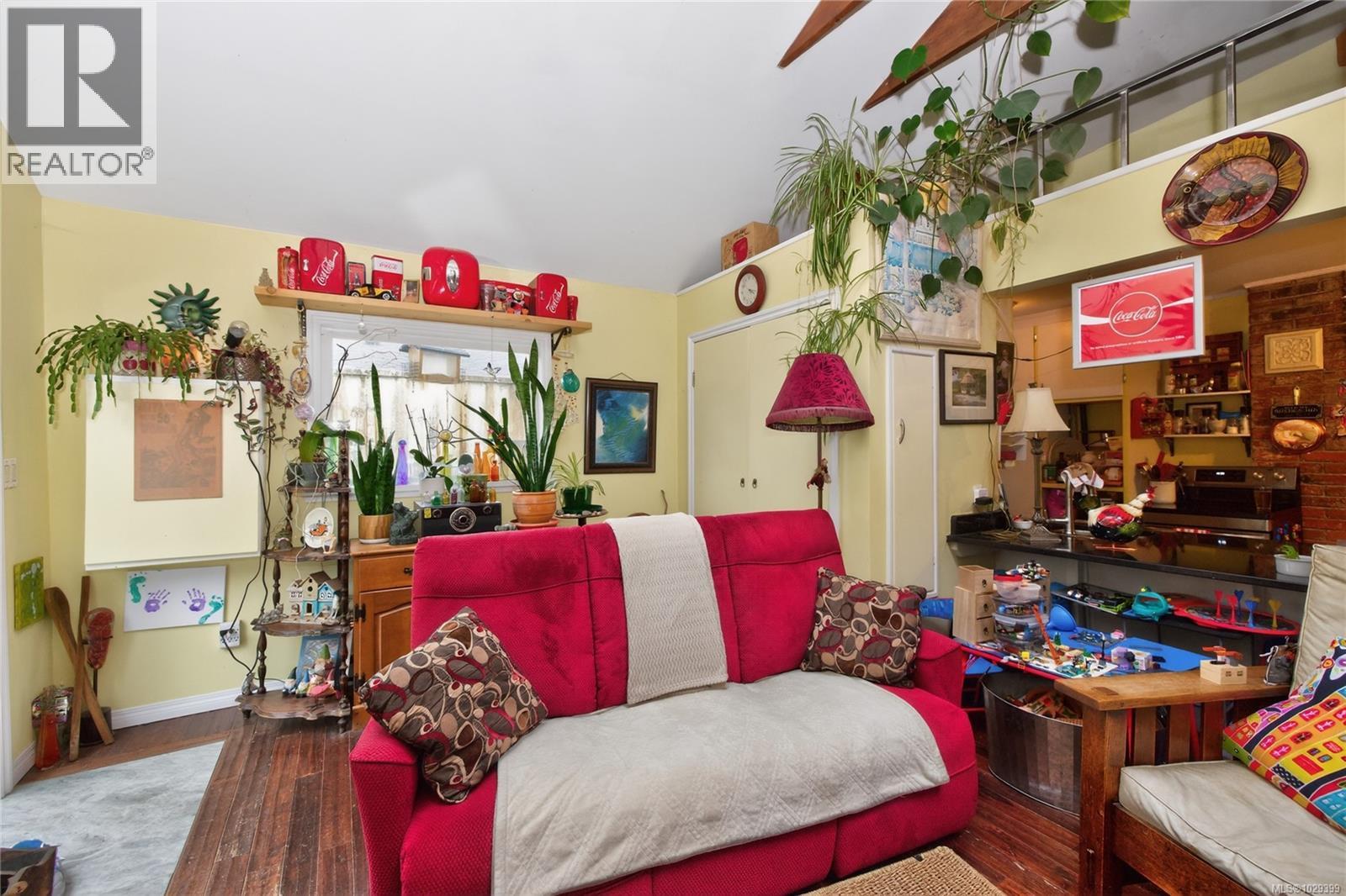 621 CORONATION AVE - 9