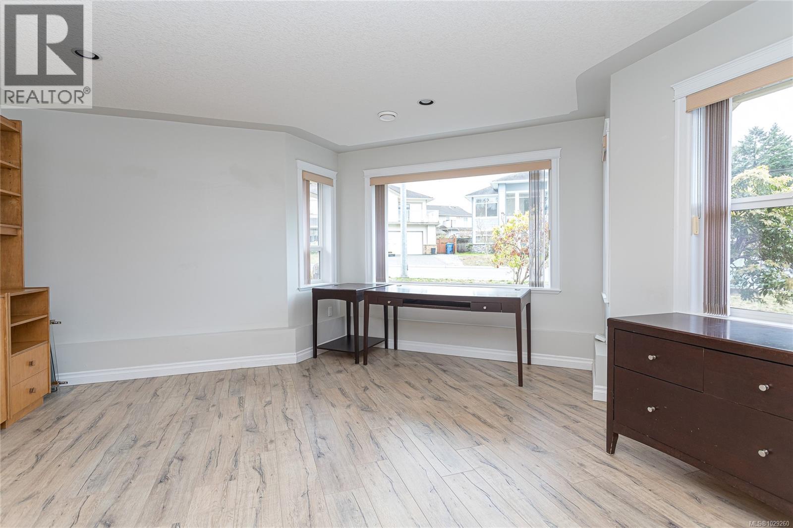 6599 KESTREL CRES - 23