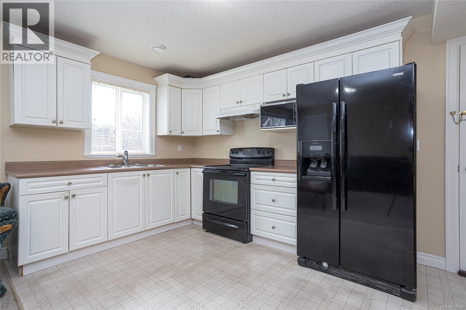 6599 KESTREL CRES - 34