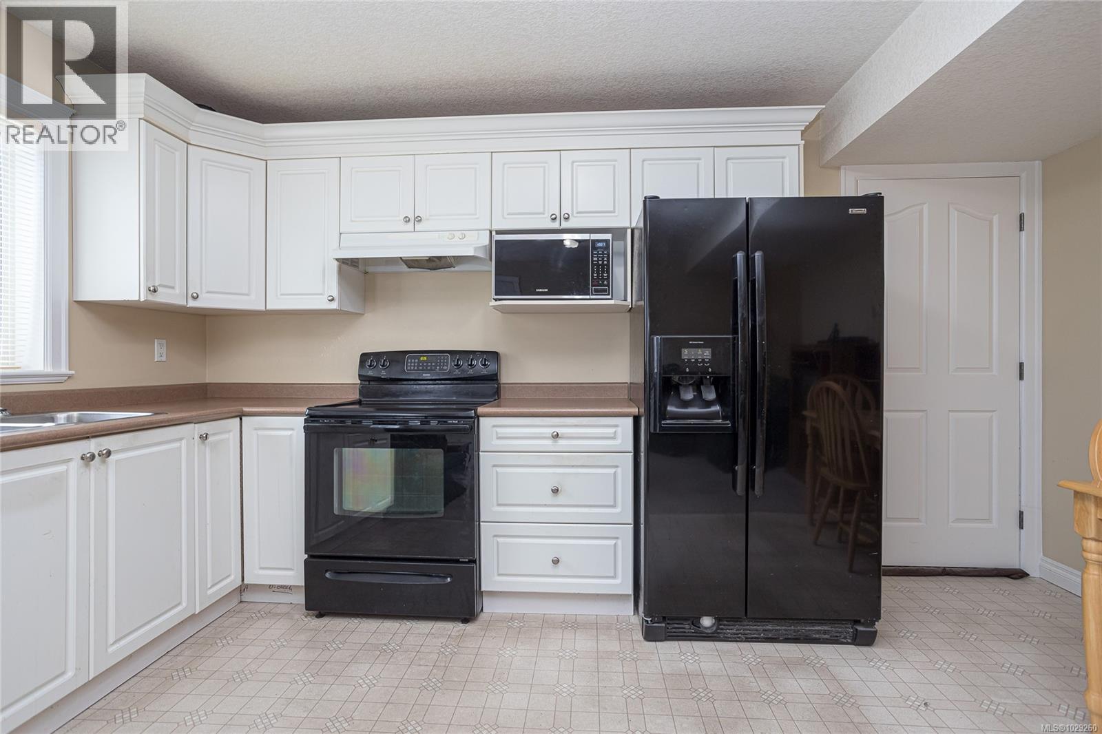 6599 KESTREL CRES - 36