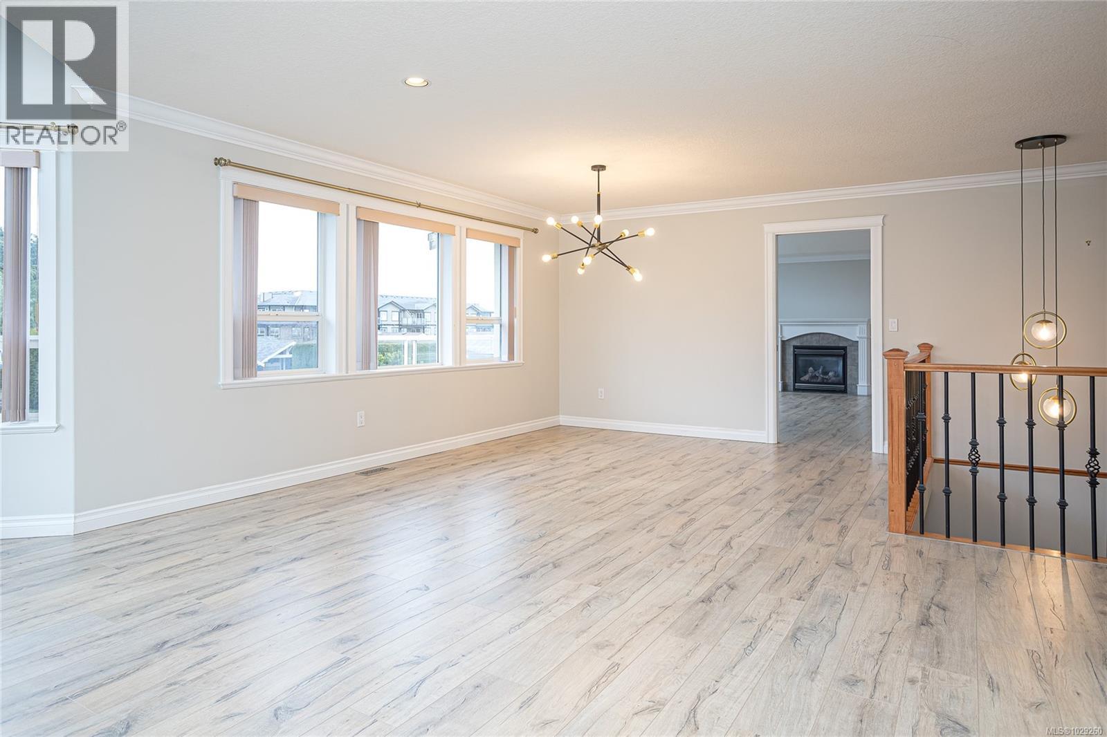 6599 KESTREL CRES - 8