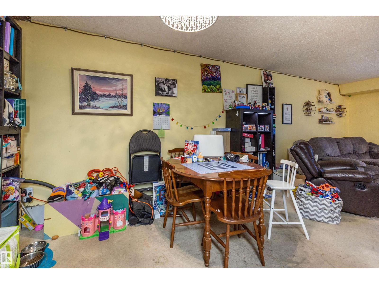 279 SURREY GD NW - 9
