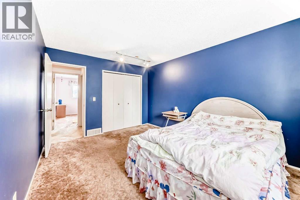 Single Family House Bi-level for Sale in  Berwick Way NW Beddington Heights Calgary 