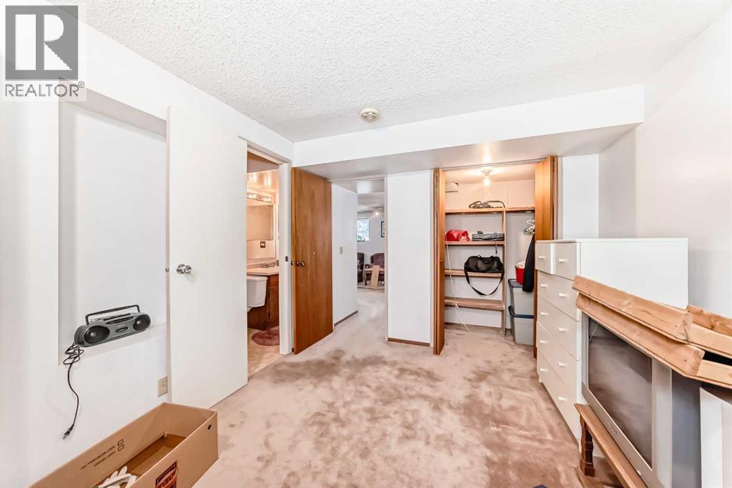 Single Family House Bi-level for Sale in  Berwick Way NW Beddington Heights Calgary 