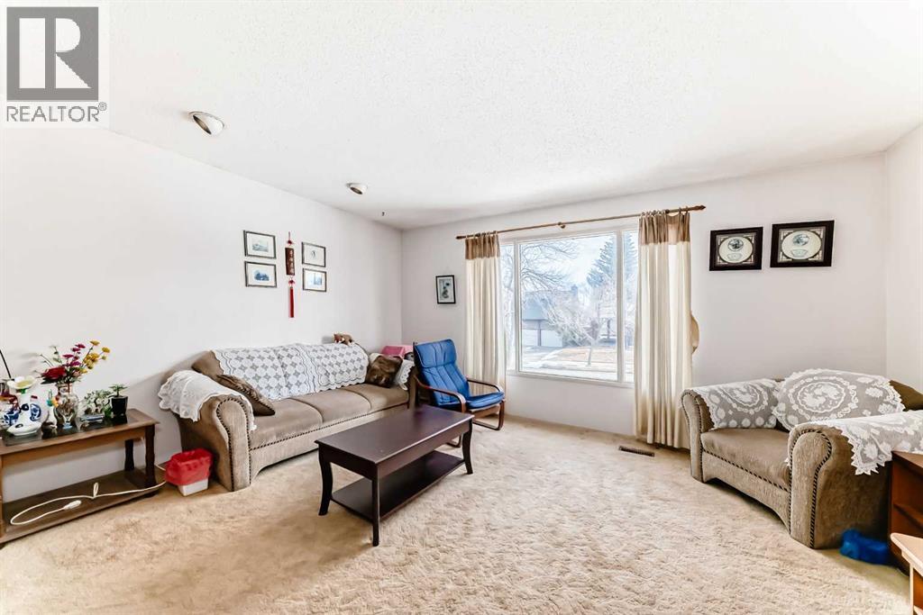 Single Family House Bi-level for Sale in  Berwick Way NW Beddington Heights Calgary 