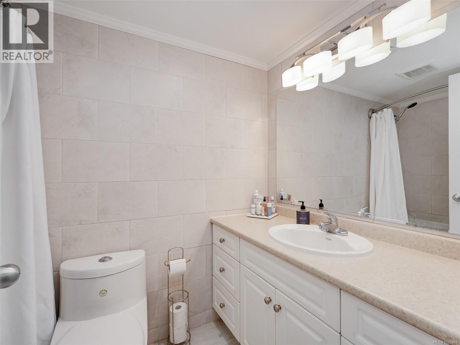 #107 1419 STADACONA AVE - 15