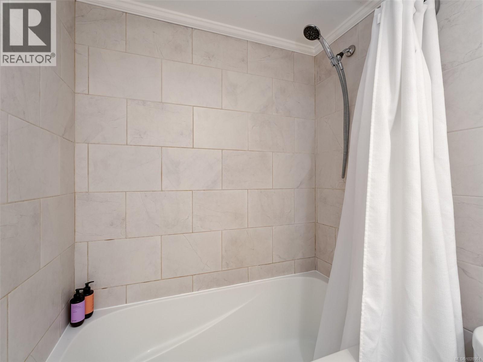 #107 1419 STADACONA AVE - 16