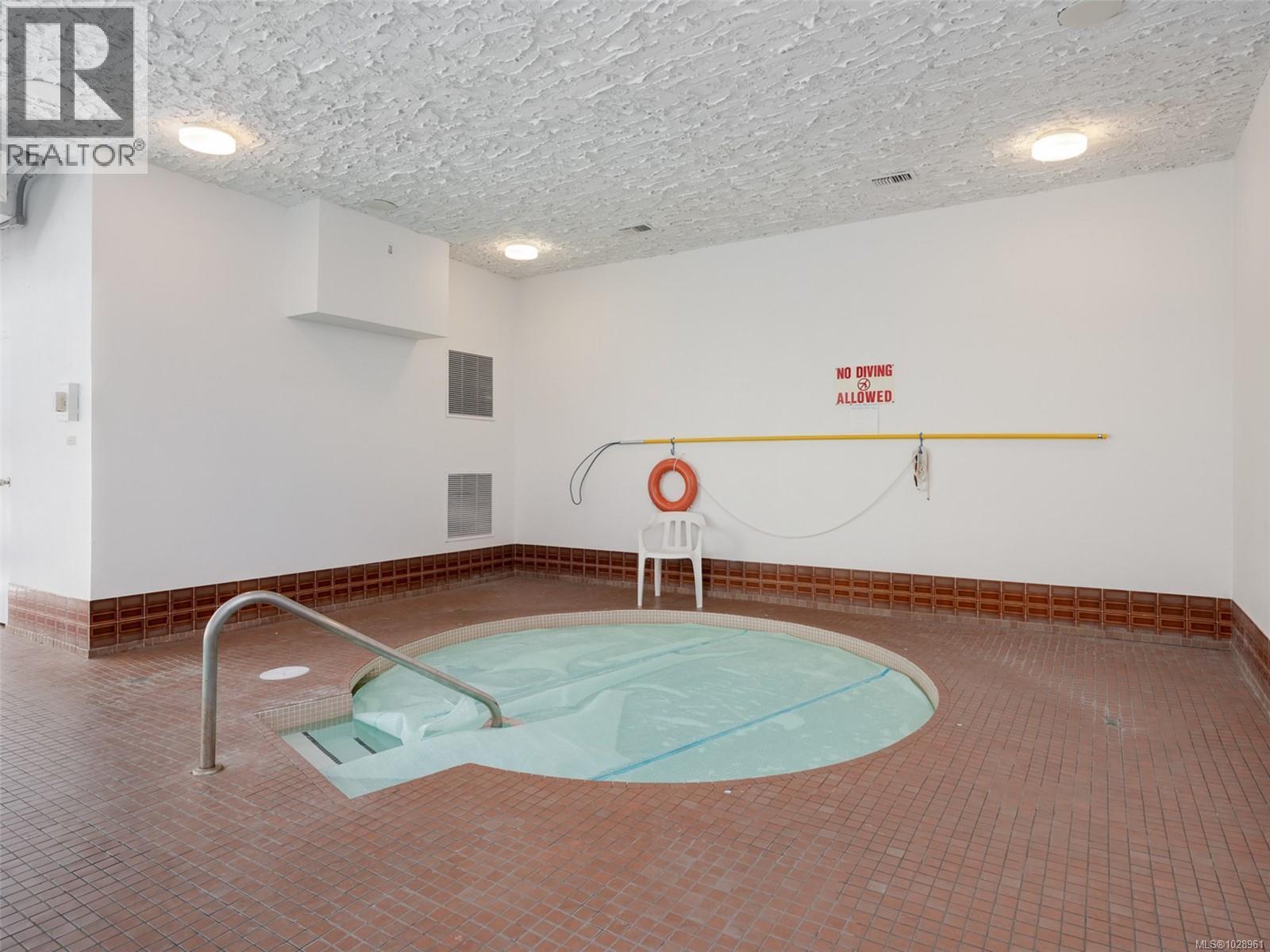 #107 1419 STADACONA AVE - 25