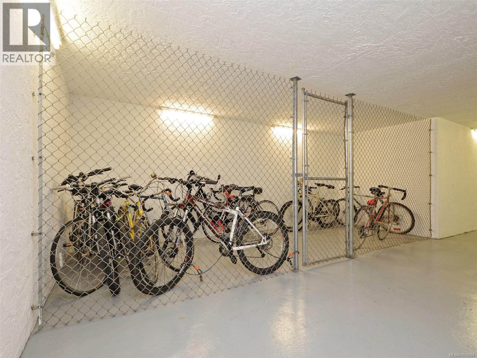 #107 1419 STADACONA AVE - 32