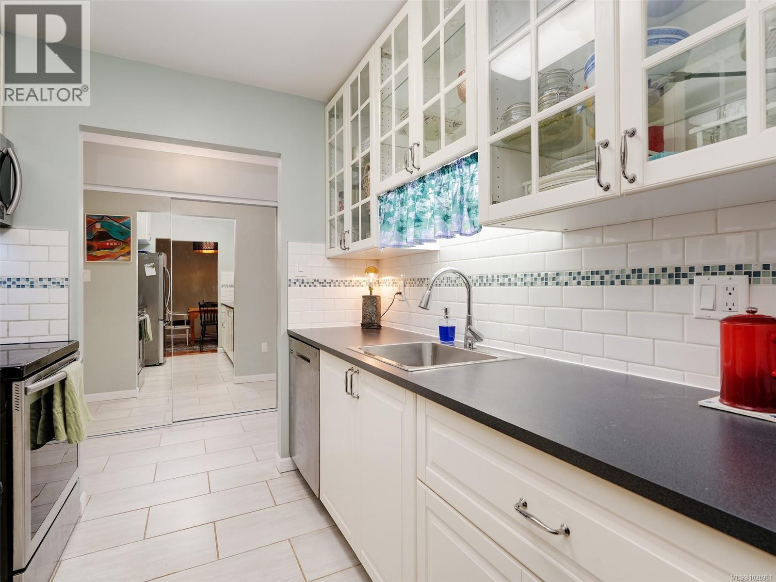 #107 1419 STADACONA AVE - 4