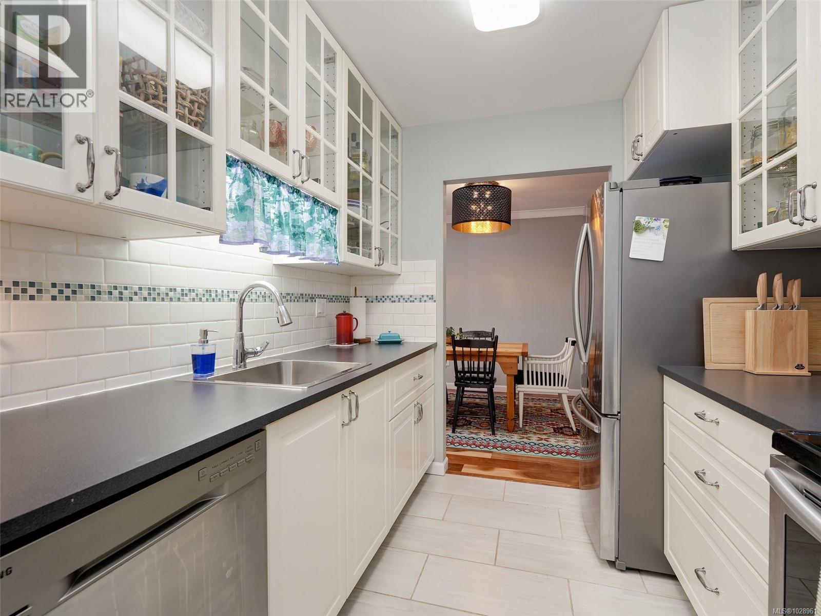 #107 1419 STADACONA AVE - 5