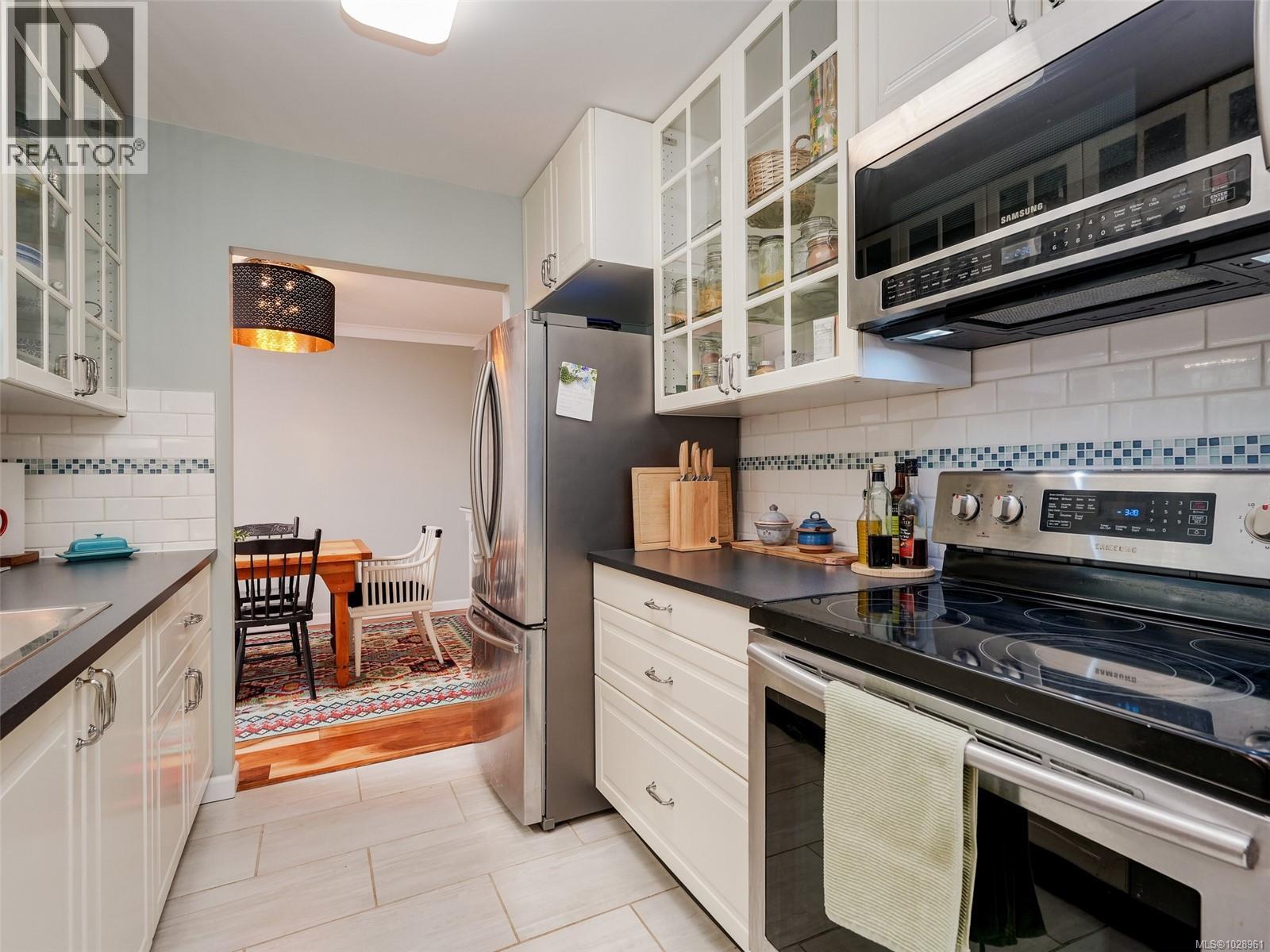 #107 1419 STADACONA AVE - 6