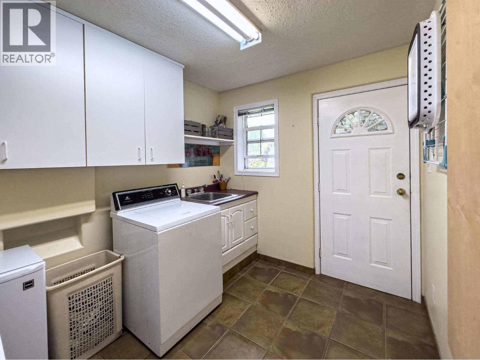 1590 LORNE Street E - 26