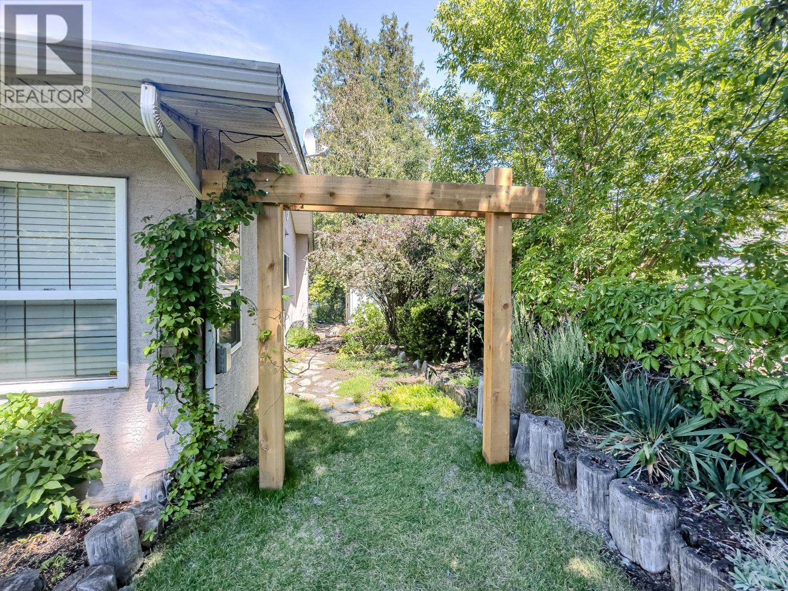 1590 LORNE Street E - 32
