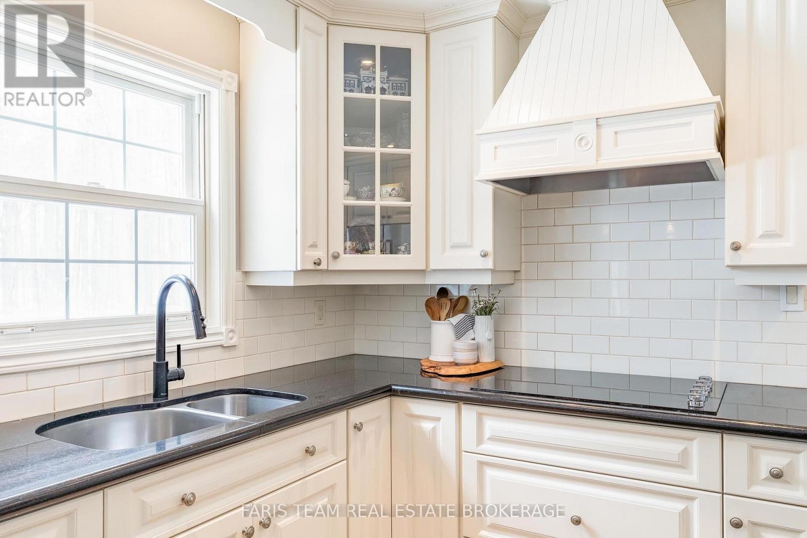 5 BAILEY CRESCENT - 8