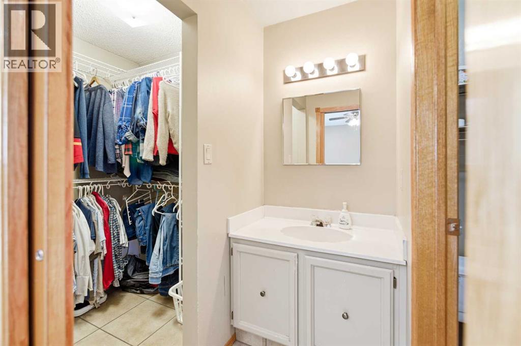 38 45 Street Close, Sylvan Lake