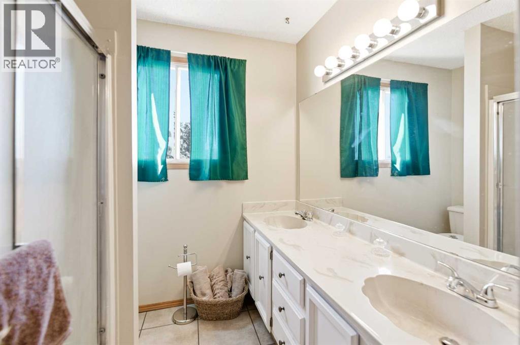 38 45 Street Close, Sylvan Lake