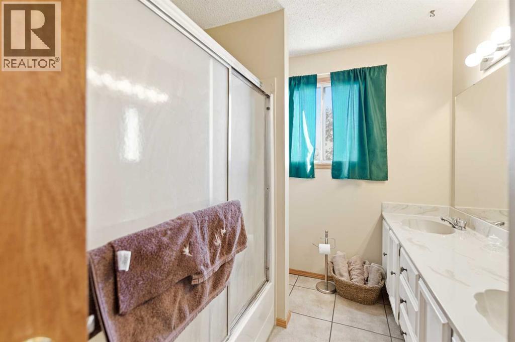 38 45 Street Close, Sylvan Lake