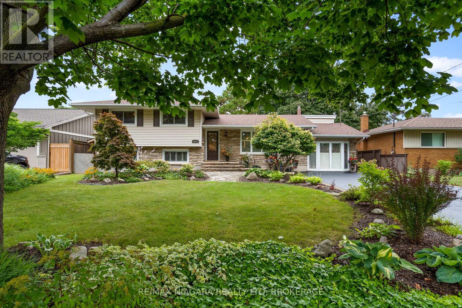 44 LOCKVIEW CRESCENT