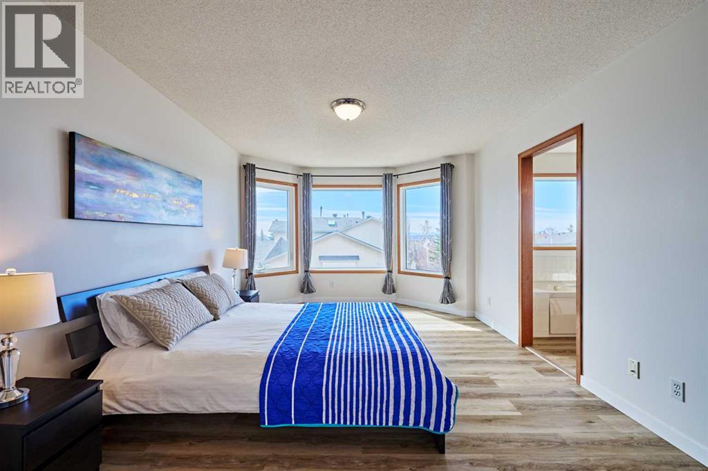 Single Family House for Sale in  Hawkbury Close NW Hawkwood Calgary 