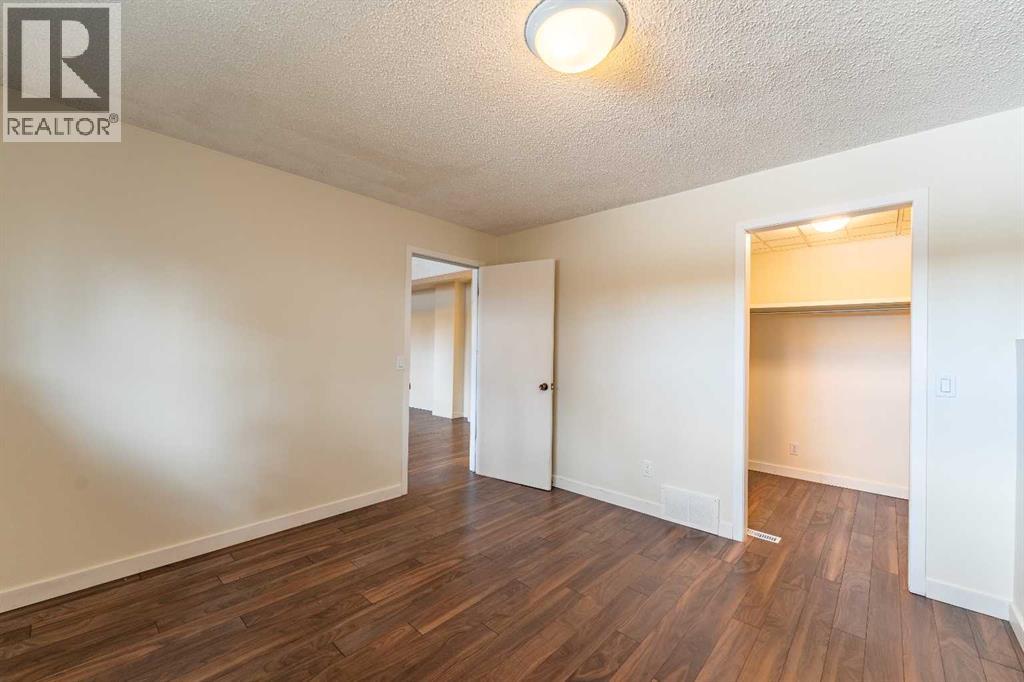 Single Family House 4 Level for Sale in  Scenic Rise NW Scenic Acres Calgary 