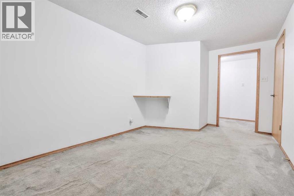 Single Family House 4 Level for Sale in  Templeside Circle NE Temple Calgary 