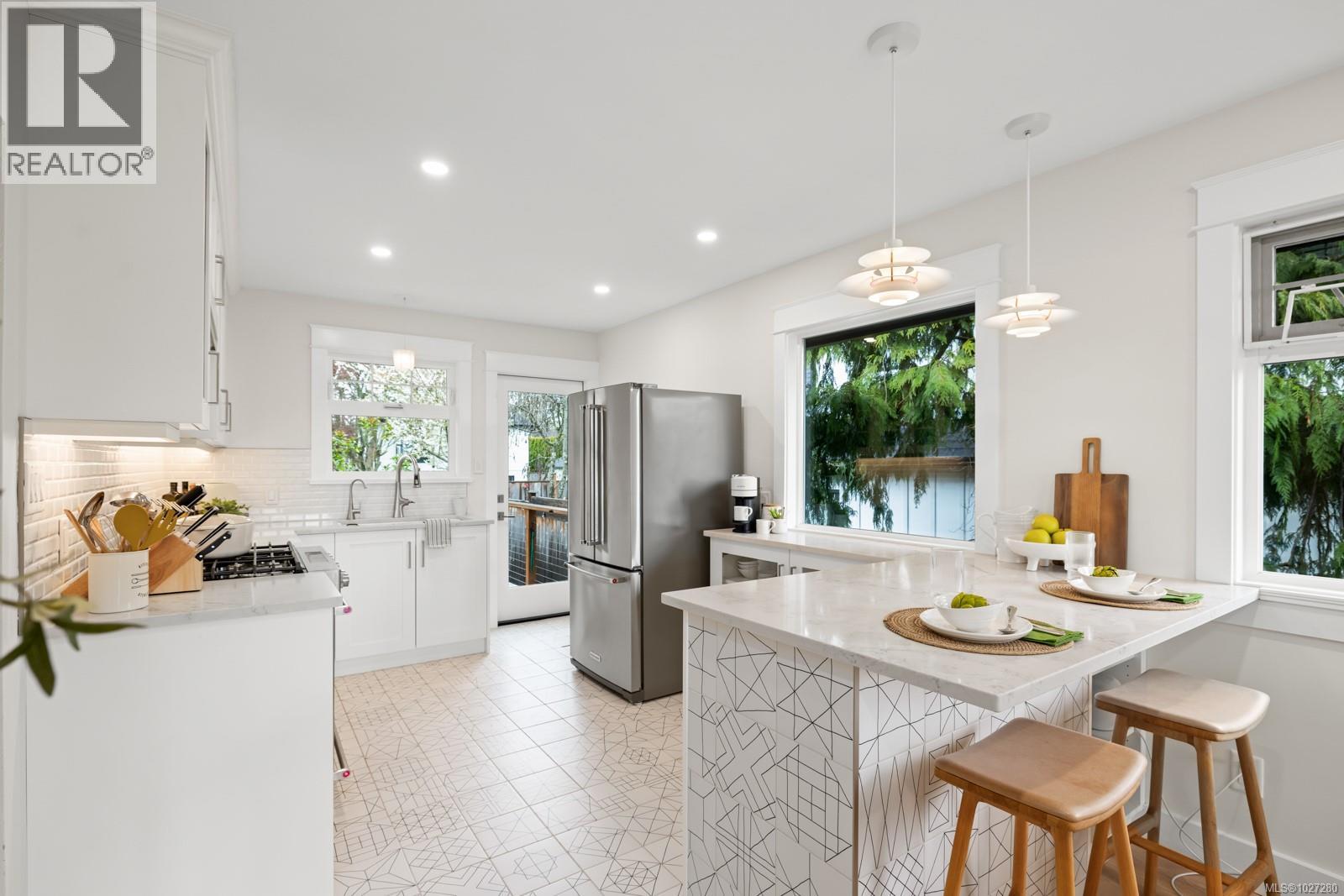 916 MONTEREY AVE - 8