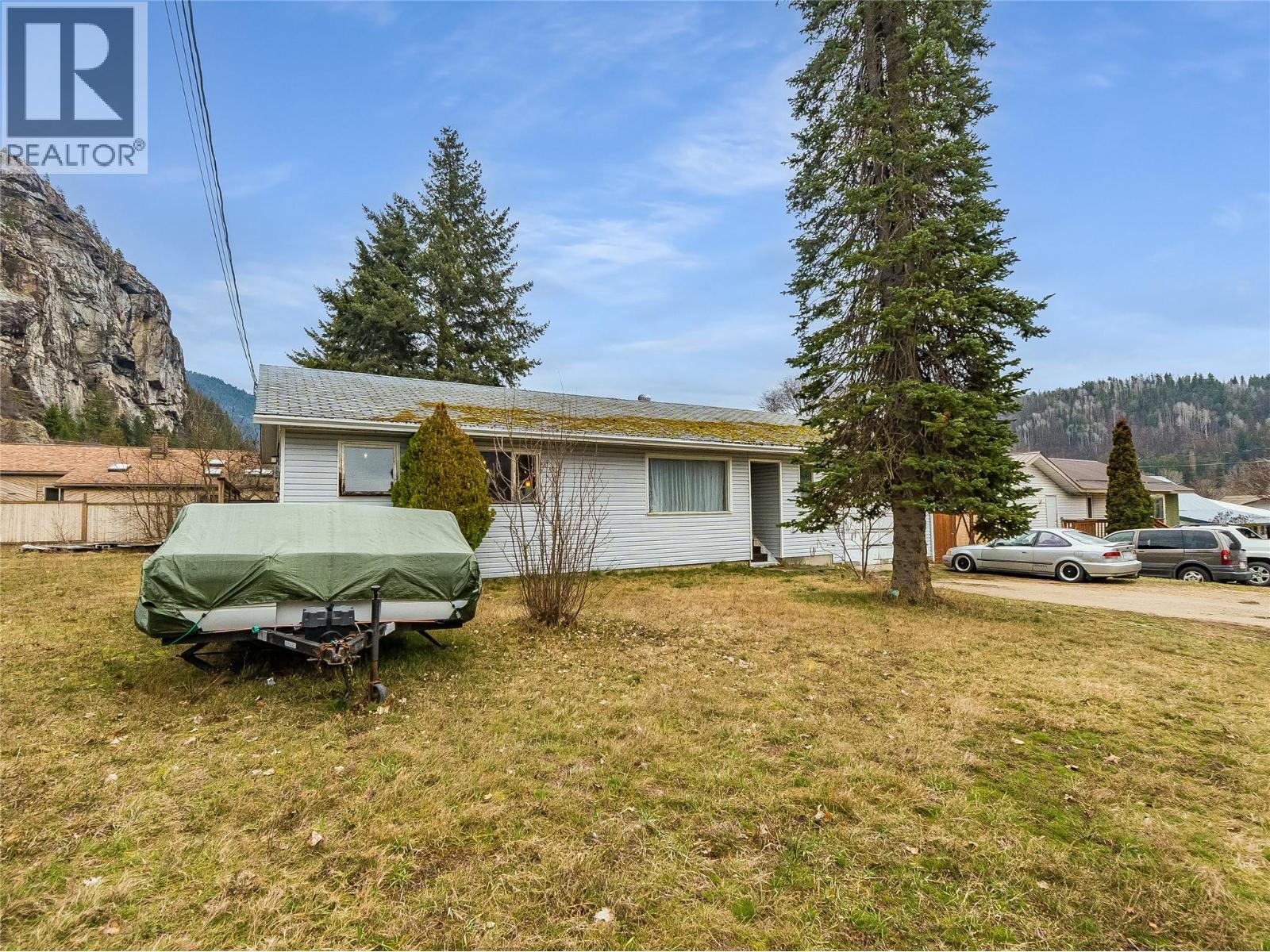 1057 Quance Street, Castlegar