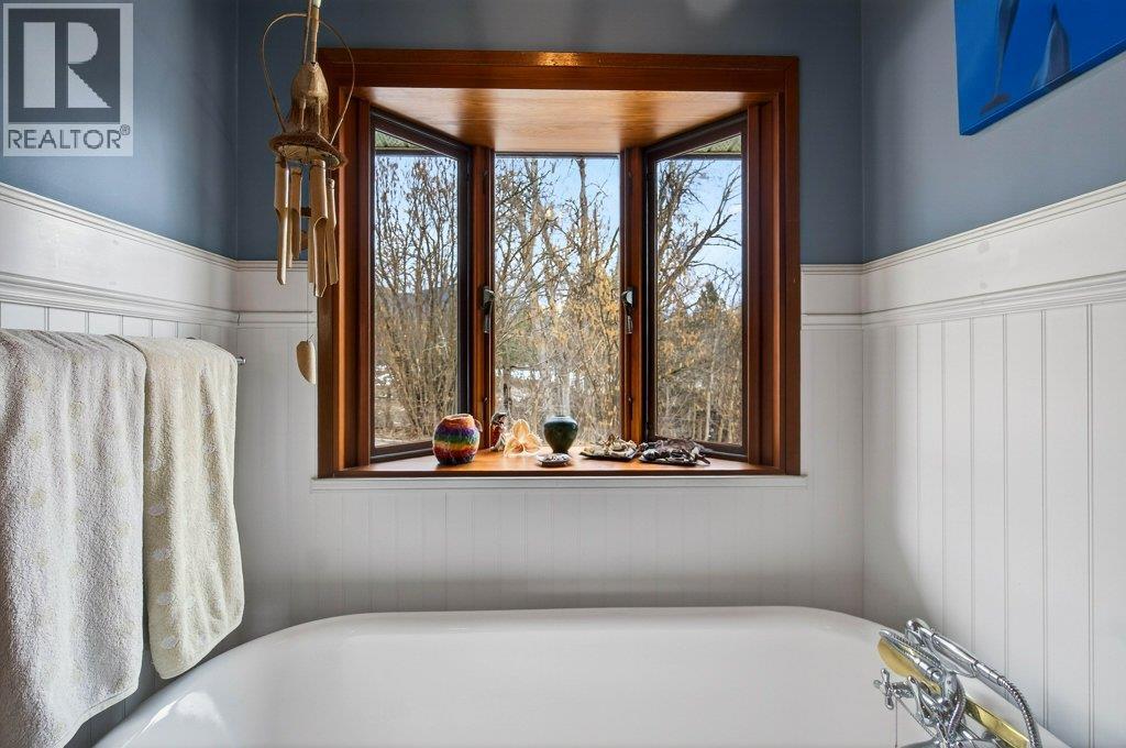 571 60 Street SW, Salmon Arm