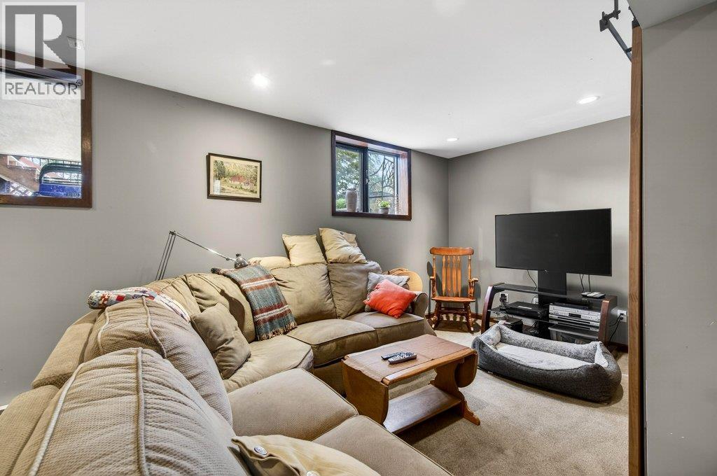 571 60 Street SW, Salmon Arm