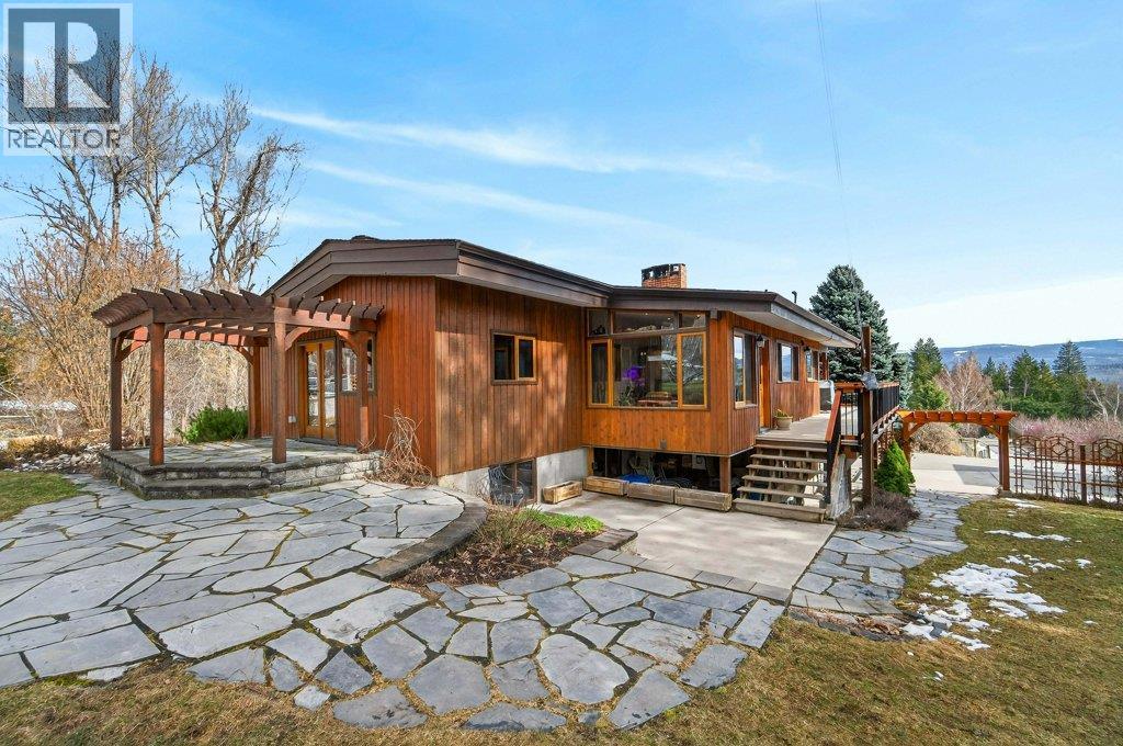 571 60 Street SW, Salmon Arm